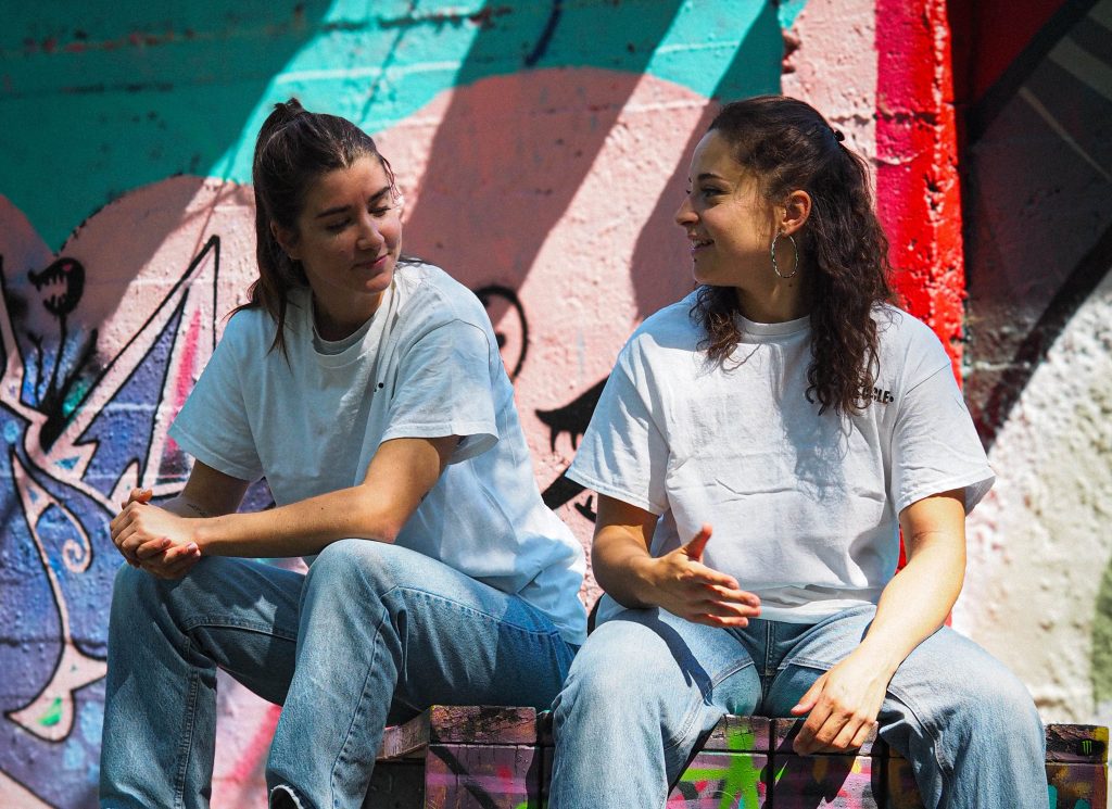 Laure Picart et Théa Dall'Agnol échangent sur la chronologie des danses hip hop et de cette culture née du besoin vital de rassembler les gens